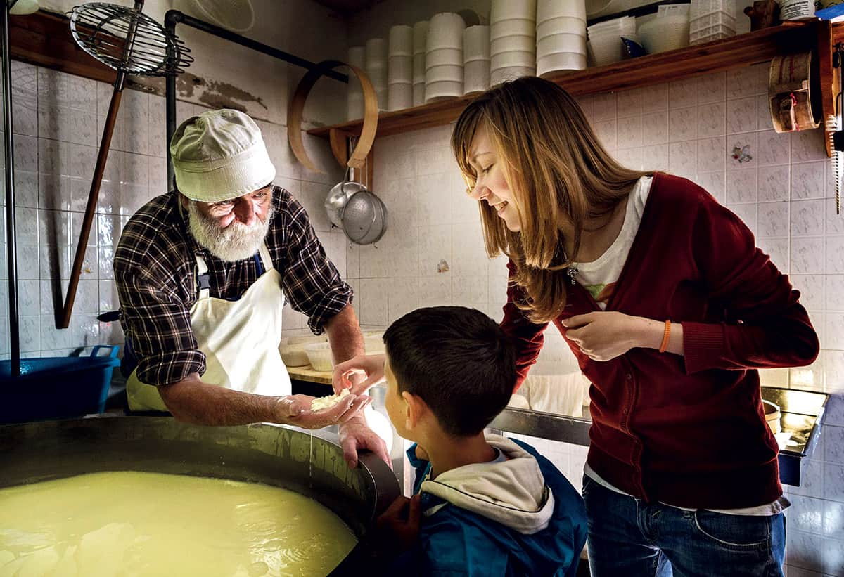 La lavorazione del latte in Val di Fassa