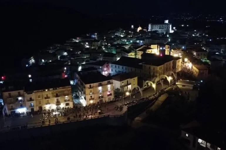 panorama notturno del borgo storico di Corigliano in festa 17 11zon